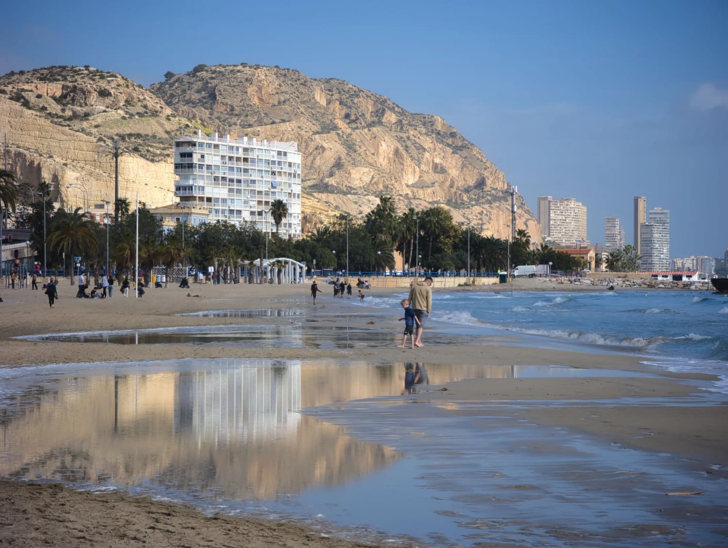 Playa y costa de Alicante junto a la Serra Grossa