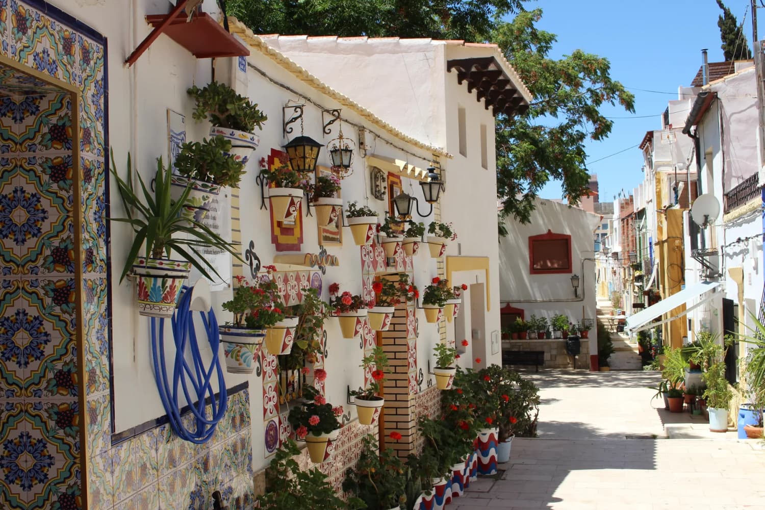 Barrio de Santa Cruz y castillo de Santa Bárbara en Alicante