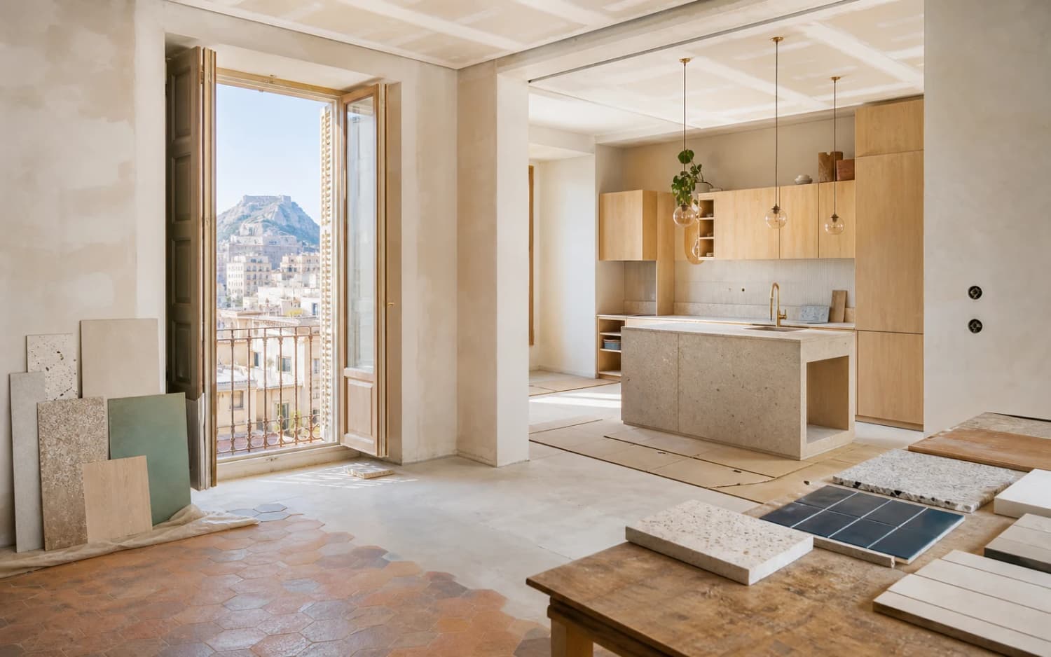 Reforma de una vivienda de Alicante con muestras de materiales y cocina en proceso