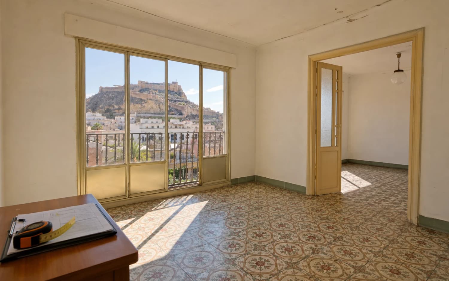 Piso de Alicante para revisar con pavimento original y vistas al castillo