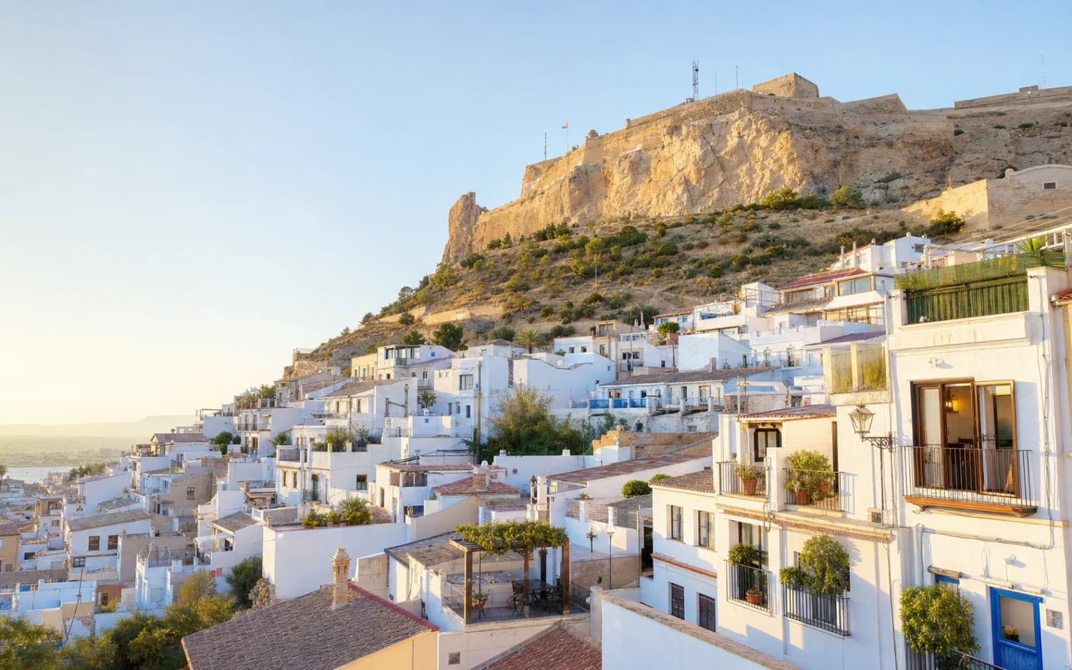 Casas blancas del barrio de Santa Cruz bajo el castillo de Santa Bárbara