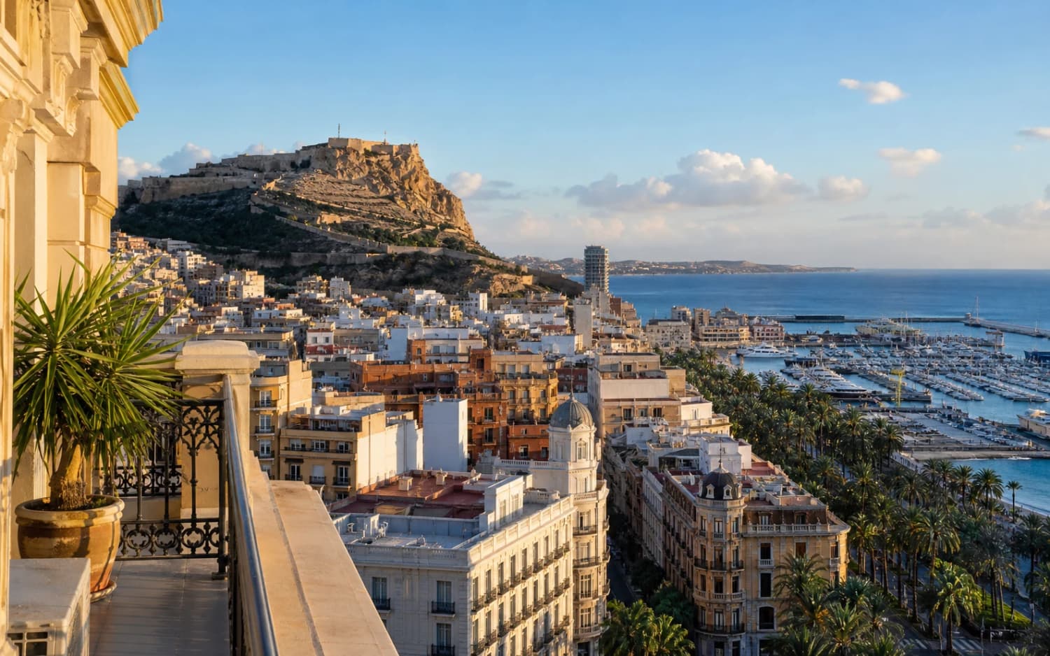 Vista del centro, puerto y castillo de Santa Bárbara desde Alicante