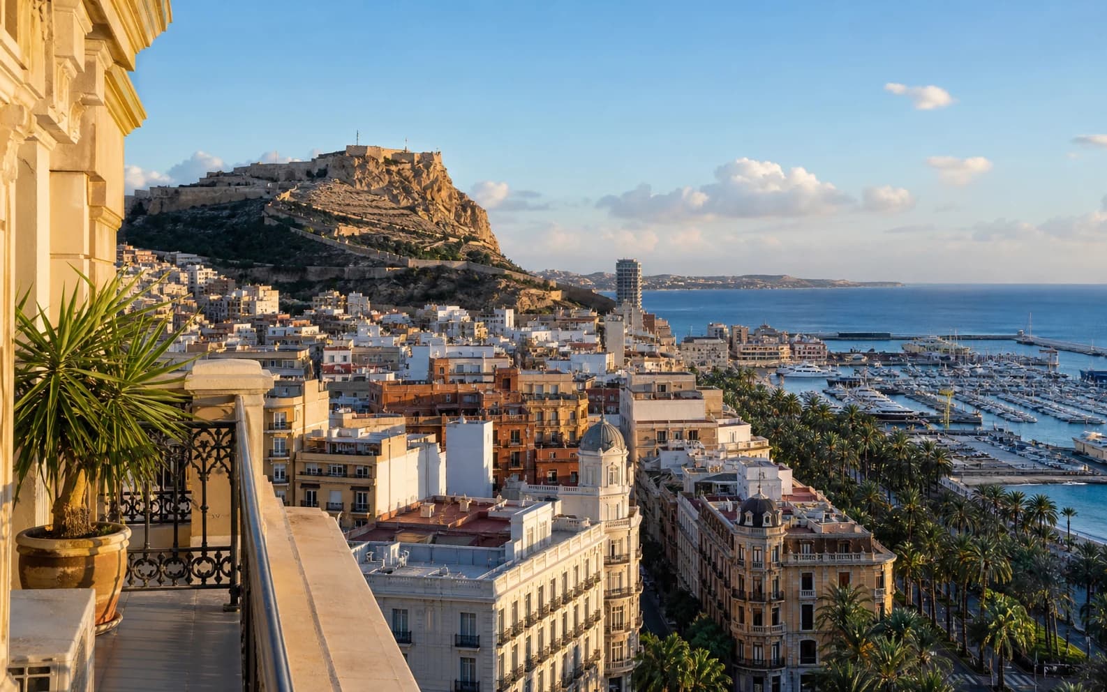 Vista del centro, puerto y castillo de Santa Bárbara desde Alicante