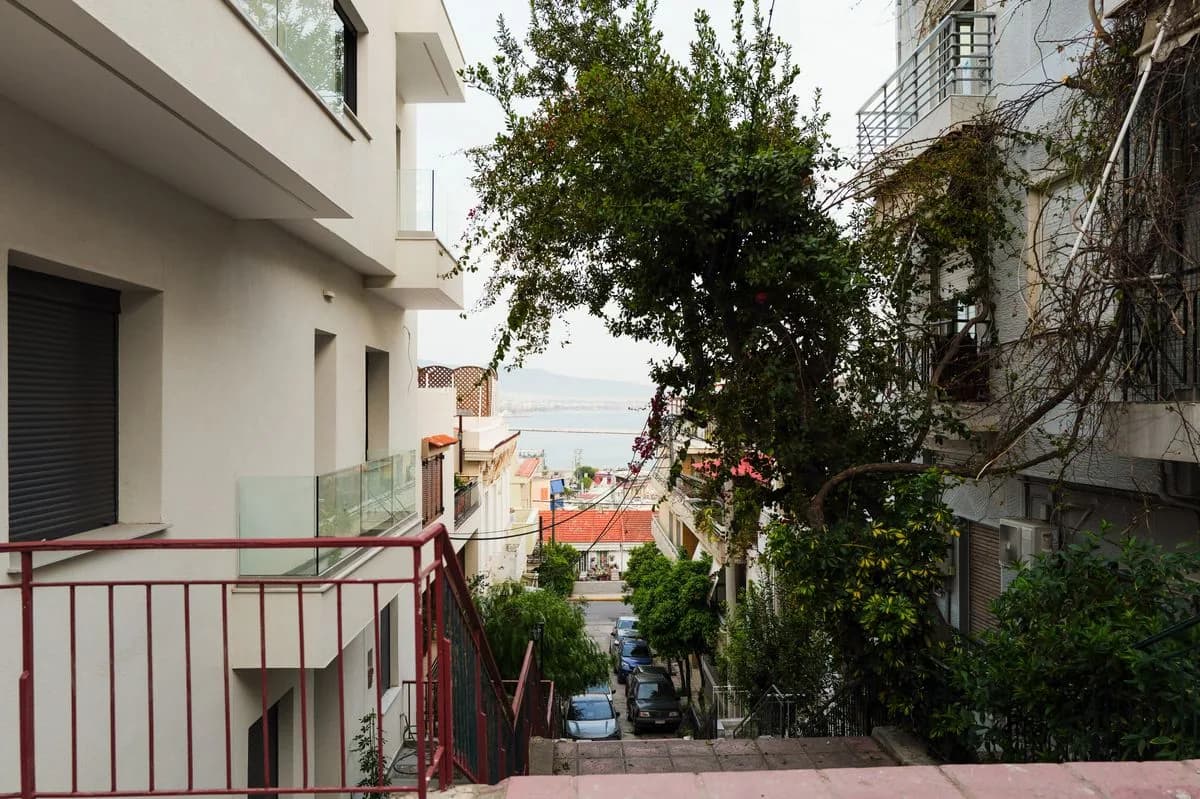 Calle residencial mediterránea abierta al mar