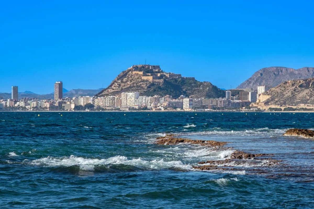 Costa de Alicante con el castillo de Santa Bárbara al fondo