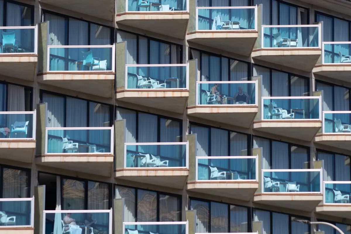 Detalle de balcones de una vivienda contemporánea en Alicante