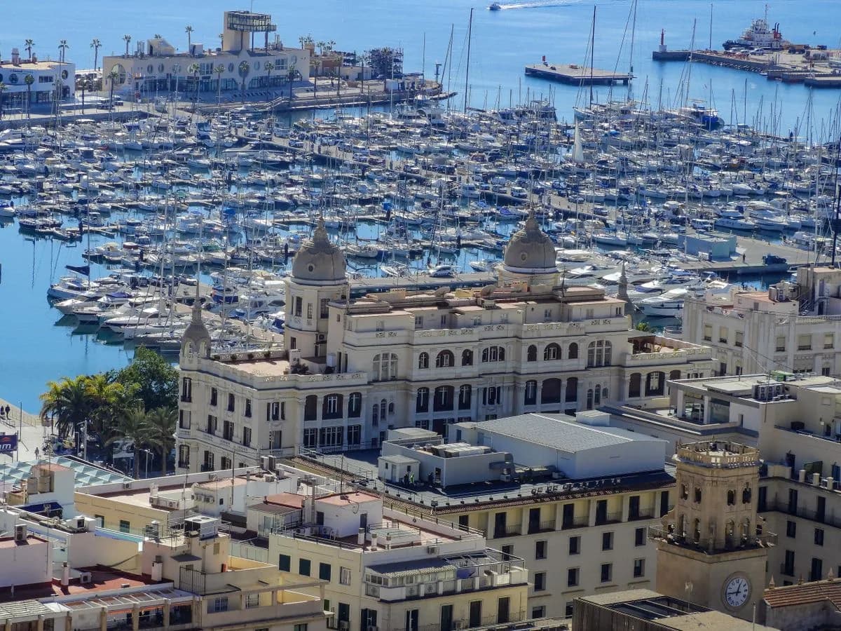 Puerto deportivo de Alicante desde el centro de la ciudad