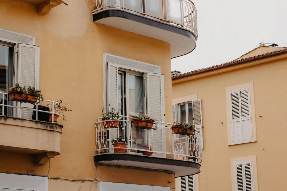 Fachada residencial mediterránea con balcones