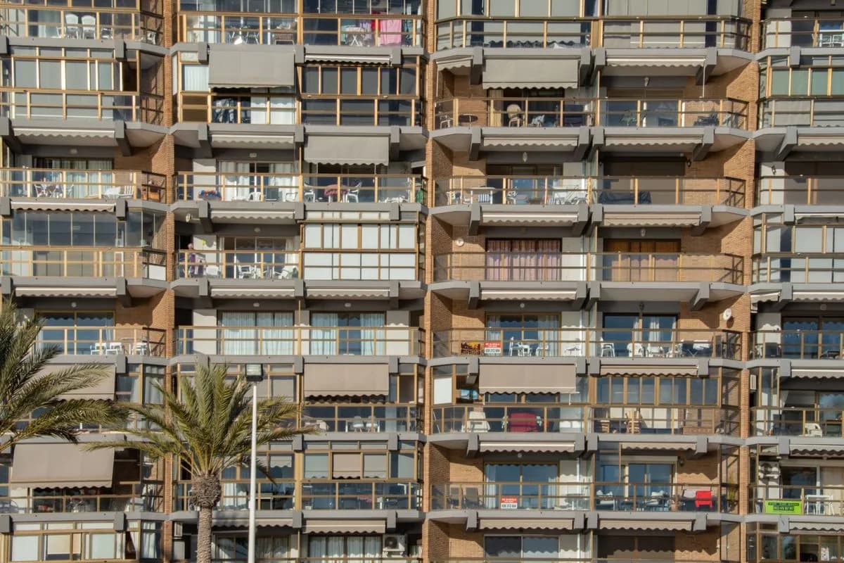 Fachada residencial con balcones en la costa mediterránea