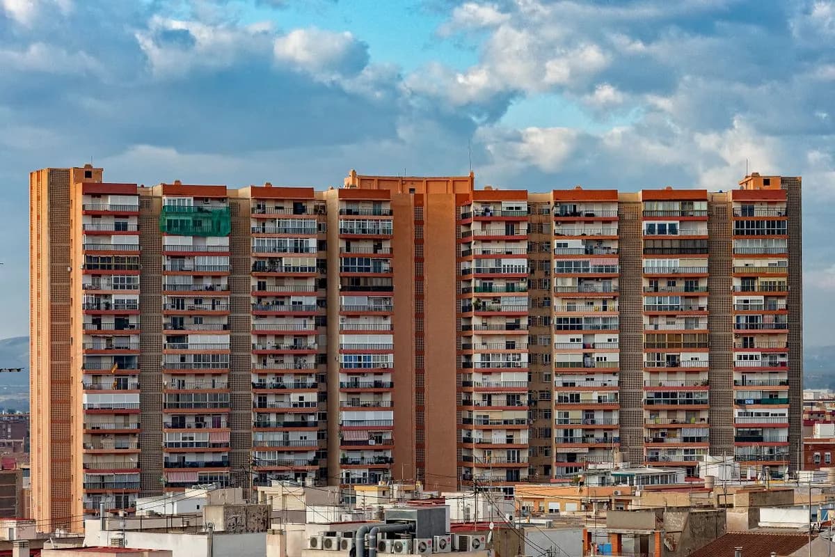 Edificio residencial de Alicante con balcones y viviendas