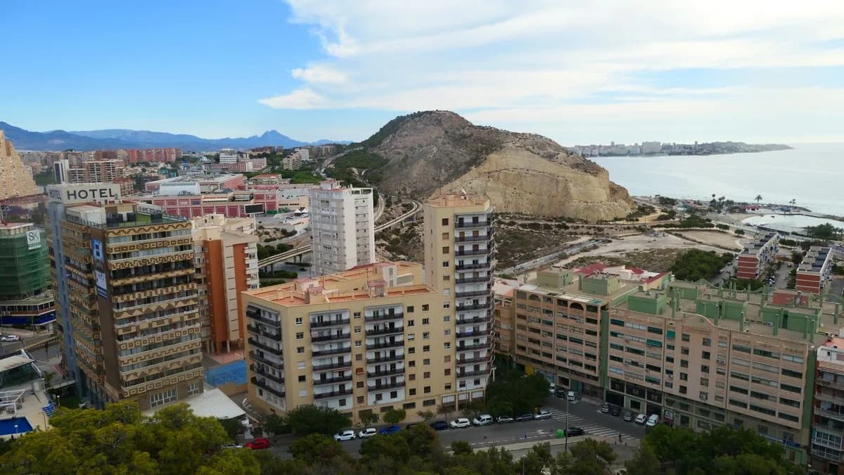 Vista urbana de Alicante entre el mar y las colinas